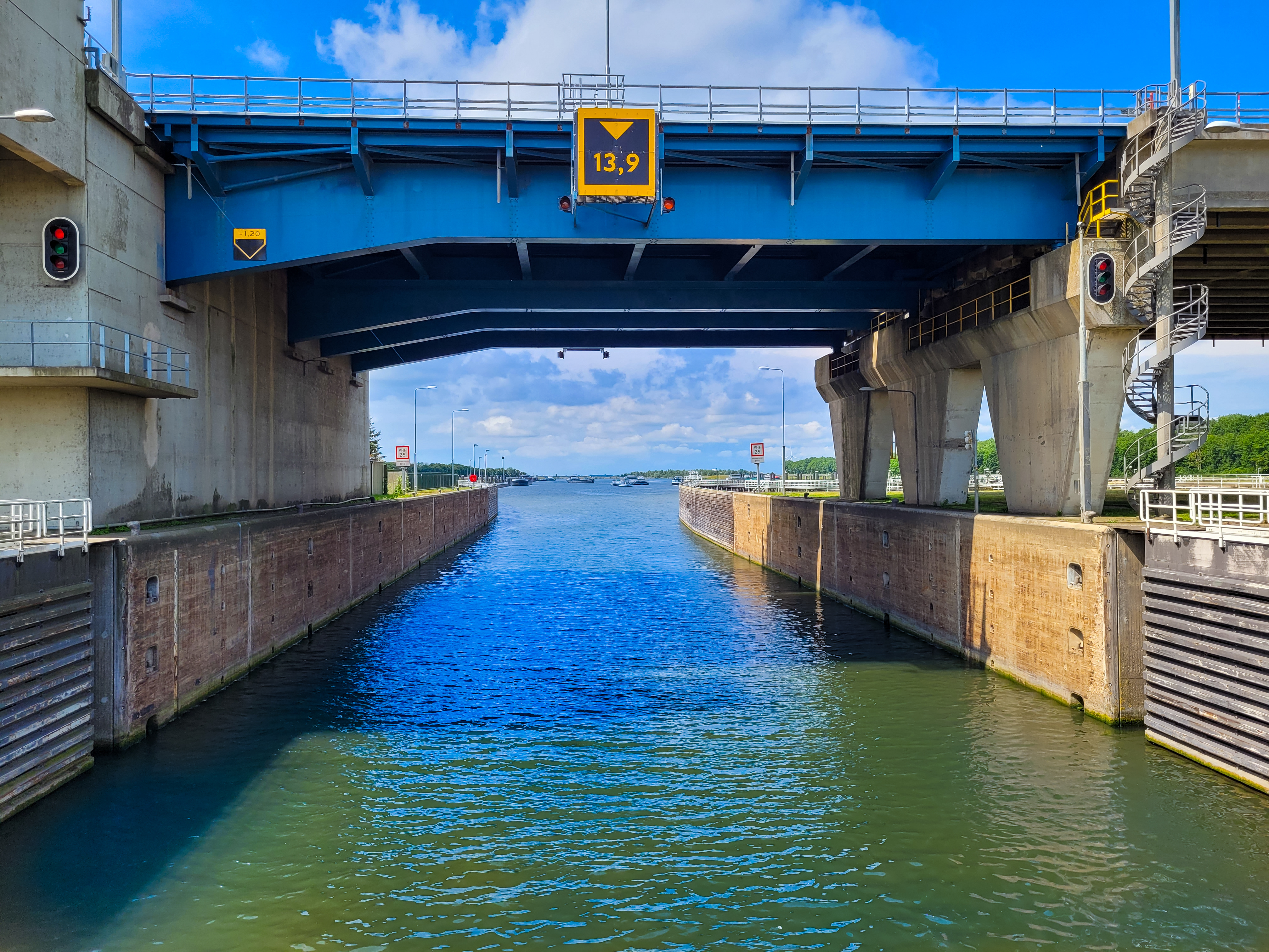 Zicht op de basculebrug Snelweg A29 vanaf de Volkeraksluizen.jpg